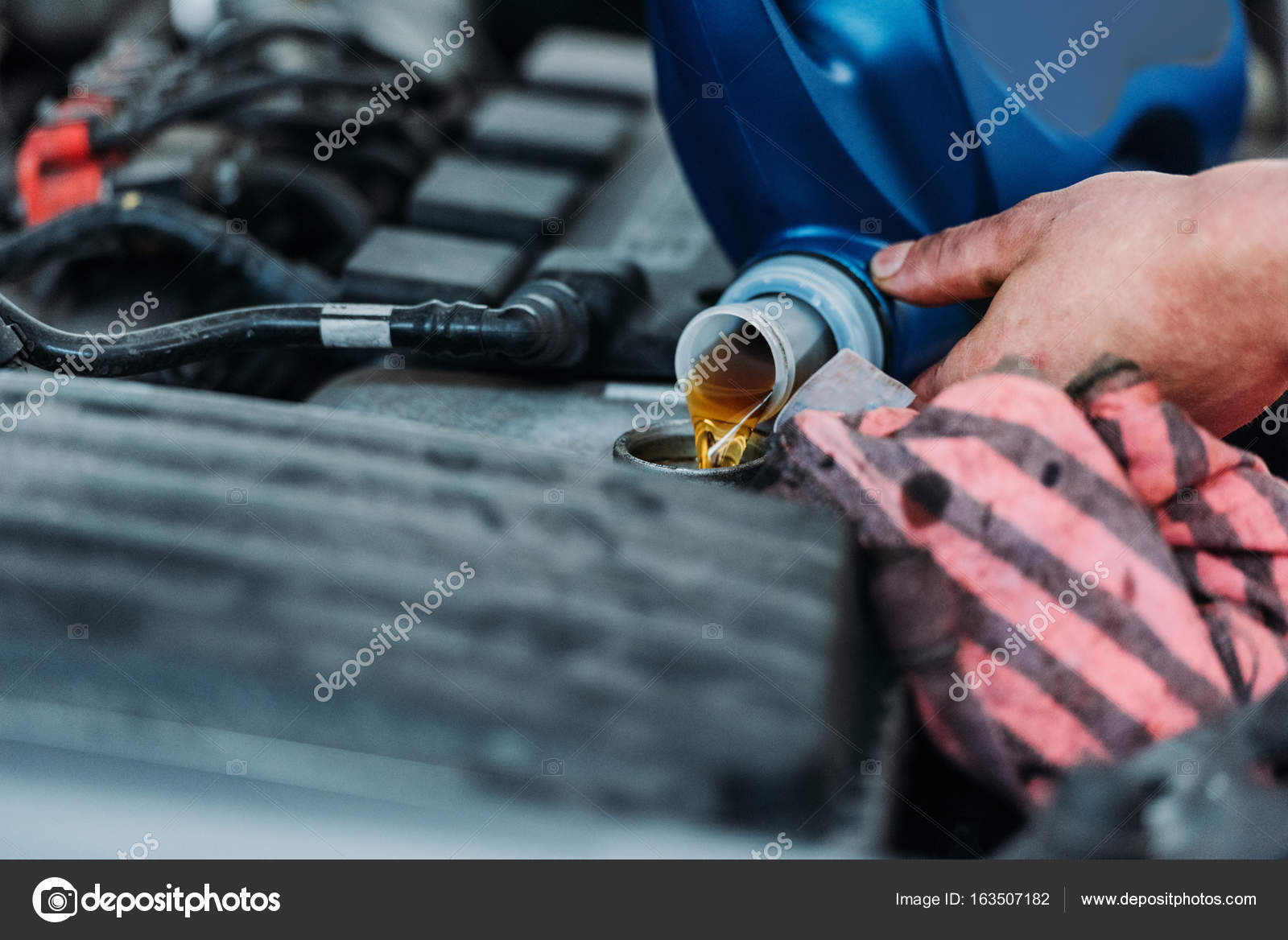 Automechanic changing motor oil Stock Photo by ©DmitryPoch 163507182