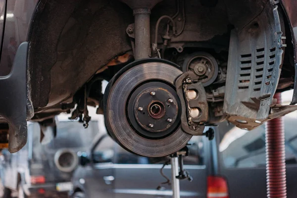 Auto met blootgestelde Remschoen — Stockfoto