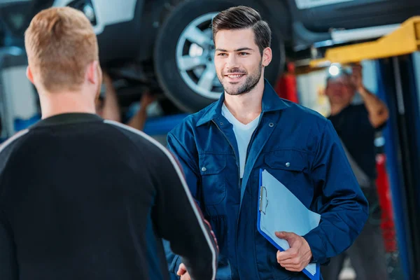 Automechanic welcoming client — Stock Photo, Image