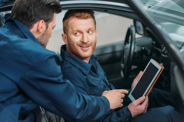 Mecânica do carro usando tablet digital — Fotografia de Stock