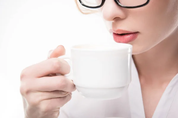 Mulher segurando xícara de café — Fotografia de Stock