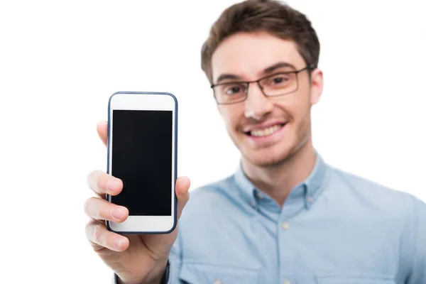 Człowiek, przedstawiając smartfon — Zdjęcie stockowe