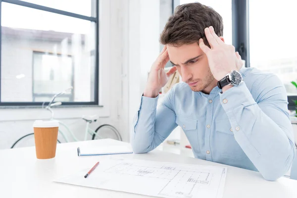 Arquitecto trabajando con planos — Foto de Stock