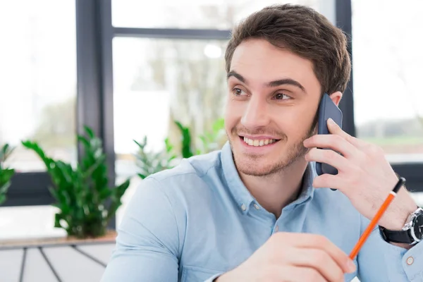 Affärsman med hjälp av smartphone — Stockfoto