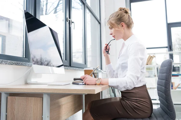 Empresario que trabaja con computadora — Foto de Stock