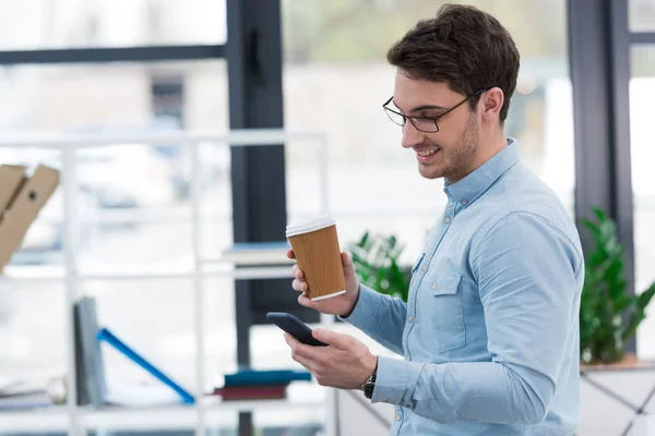 Hombre de negocios con café y teléfono inteligente —  Fotos de Stock