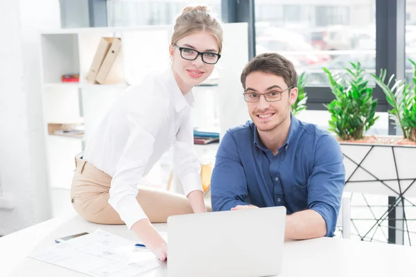 Les hommes d'affaires travaillant dans le bureau — Photo