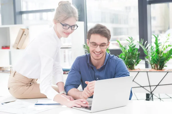 Zakenmensen werken met laptop — Stockfoto