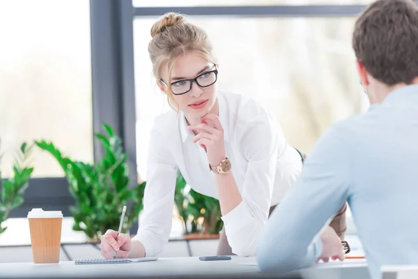 Företagare som arbetar på kontor — Stockfoto