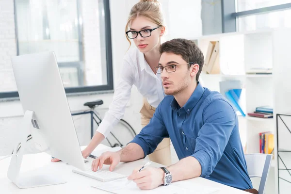 Businesspeople working with computer — Stock Photo, Image