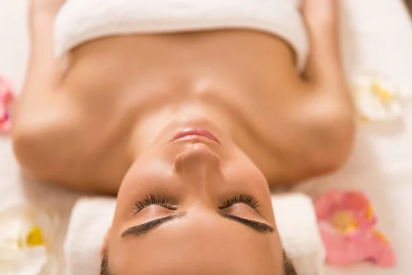 Mujer relajante en el salón de spa — Foto de Stock