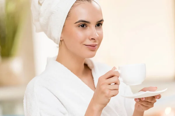 Mulher bebendo chá após spa — Fotografia de Stock