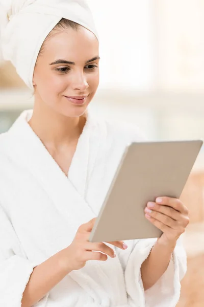 Mujer usando tableta digital — Foto de stock gratis