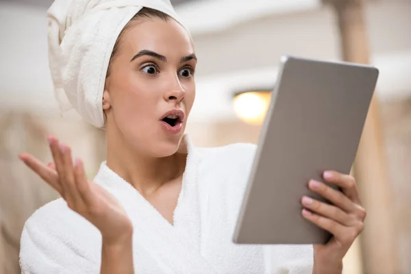 Mulher chocada usando tablet digital — Fotografia de Stock