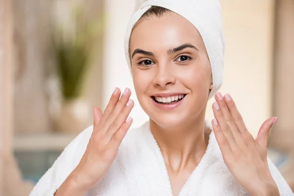 Mujer con la cara limpia perfecta — Foto de Stock