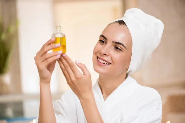 Woman with body oil — Stock Photo, Image