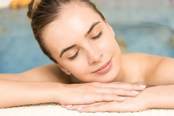 Woman relaxing in spa — Stock Photo, Image