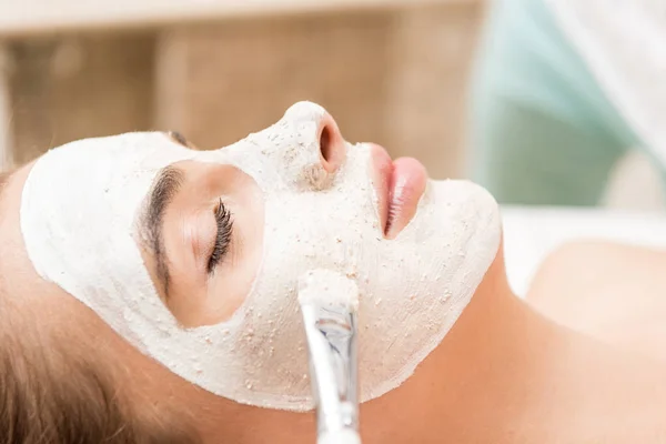 Cosmetologist applying facial mask — Stock Photo, Image