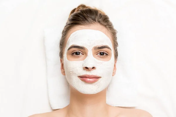 Femme avec masque facial — Photo