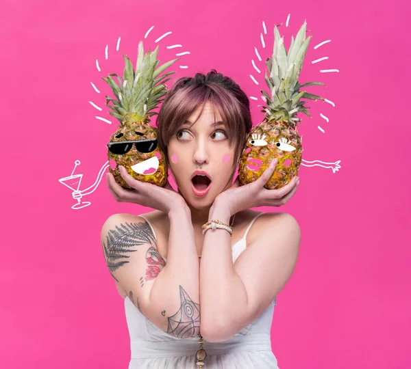 Junge Frau hält Ananas in der Hand — Stockfoto