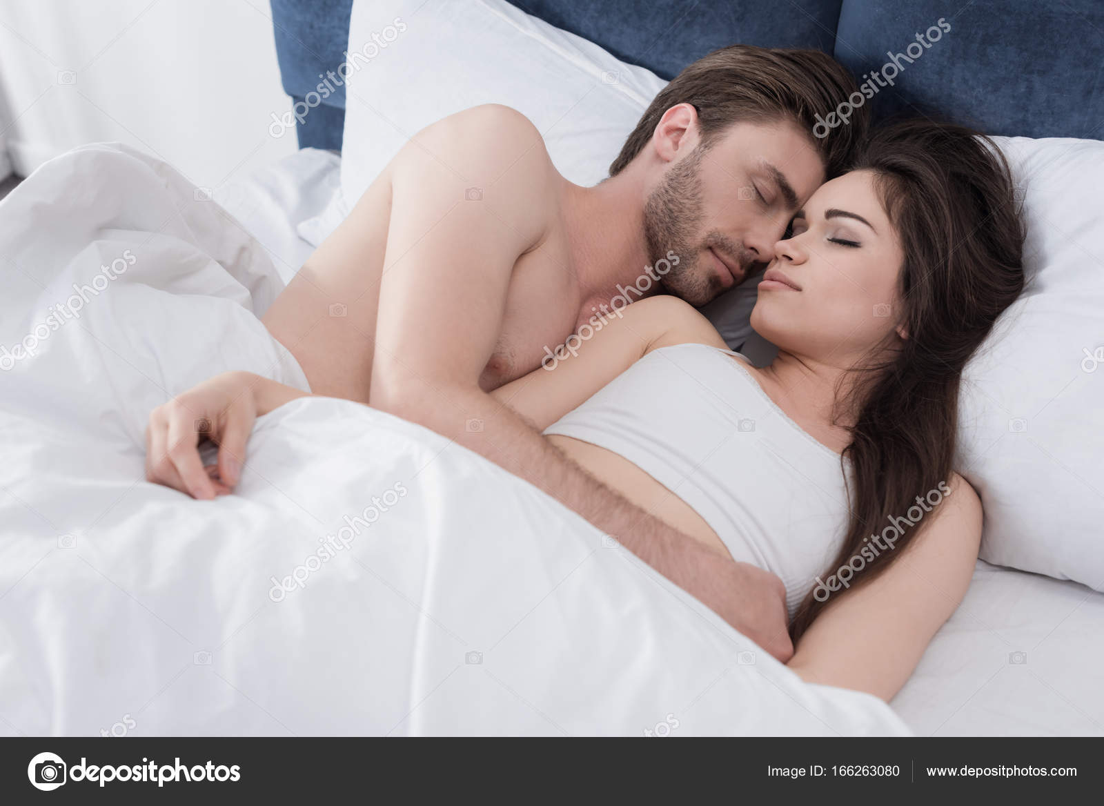 кровать для одного. муж и жена спят на кровати. спящая жена. жена стала спать с мужем. муж будит жену ночью.