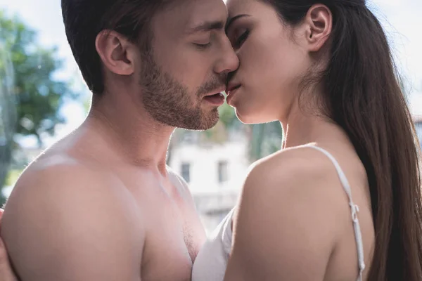 Par kysser varandra — Stockfoto