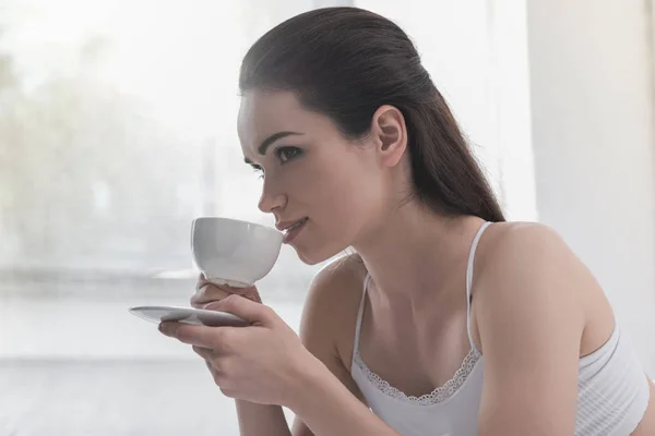 Femme avec tasse de café — Photo gratuite