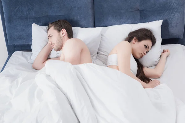 Coppia a letto dopo discussione — Foto Stock