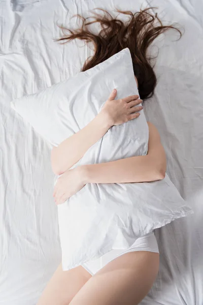 女人环抱枕头 — 图库照片