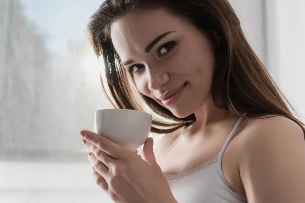 Mujer con taza de café — Foto de Stock