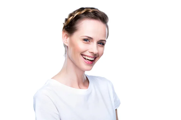 Усміхнена жінка в білій футболці — стокове фото