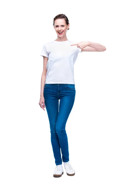 Жінка вказує на білу футболку — стокове фото
