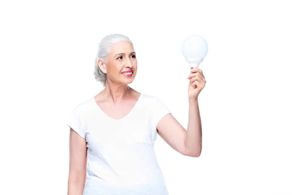 Seniorin mit Glühbirne — kostenloses Stockfoto