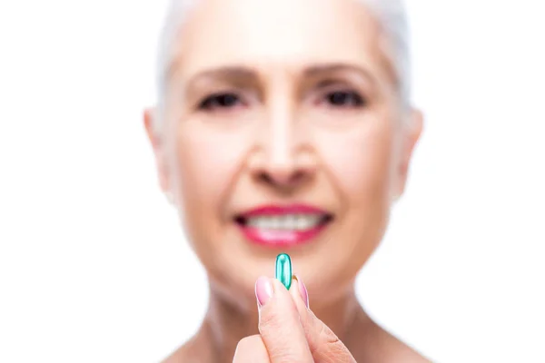 Senior Kvinna med p-piller — Stockfoto