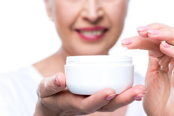 Mujer mayor con crema facial — Foto de Stock