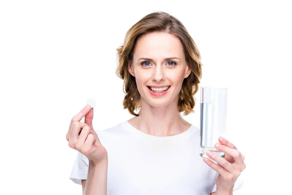 Frau mit Glas Wasser und Tablette — Stockfoto