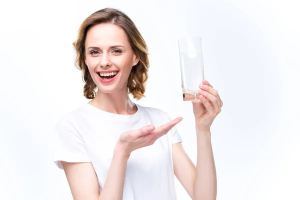 Frau mit Glas Wasser und Tablette — Stockfoto