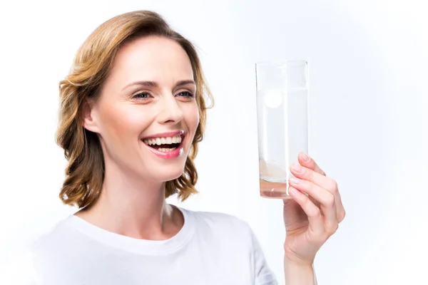 Kobieta z szklanką wody i pigułki — Zdjęcie stockowe