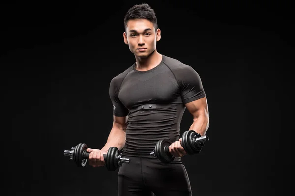 Homem muscular com halteres — Fotografia de Stock