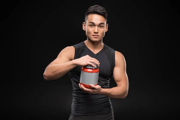 Homme musclé avec nutrition sportive — Photo