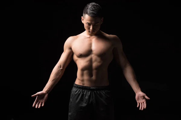 Мускулистый азиатский мужчина без рубашки — стоковое фото