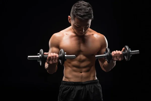 Muskulöser Mann mit Hanteln — Stockfoto