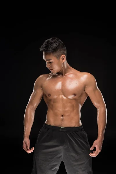 Gömleksiz kas Asyalı adam — Stok fotoğraf