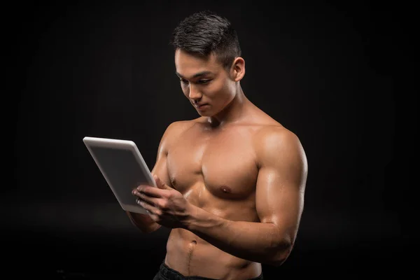 Homem muscular com tablet digital — Fotografia de Stock