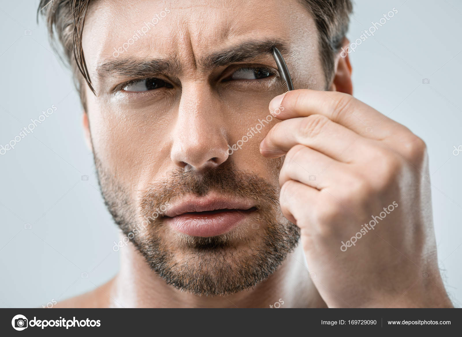 Man plucking eyebrows with tweezers — Stock Photo © DmitryPoch 169729090
