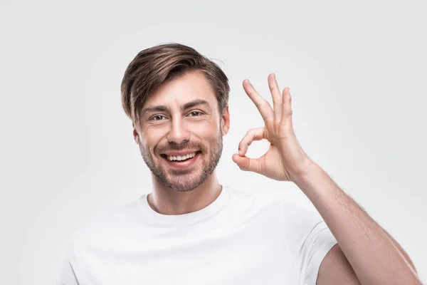 Homem mostrando sinal ok — Fotografia de Stock