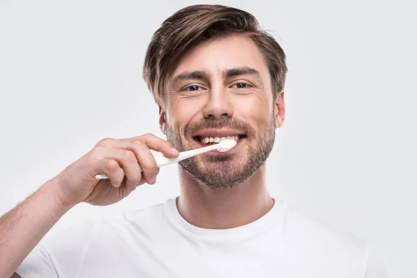 Manusia menggosok gigi — Stok Foto