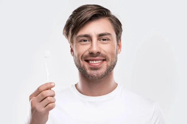 Homem segurando escova de dentes — Fotografia de Stock