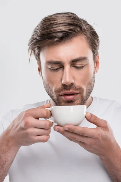 Человек пьет кофе — стоковое фото