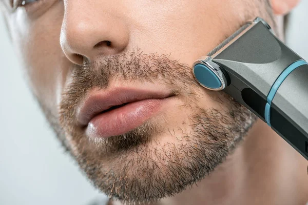 Hombre usando afeitadora eléctrica — Foto de Stock